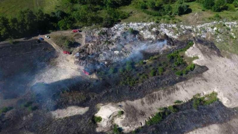 На Київщині не можуть загасити сміттєзвалище: опубліковані фото 