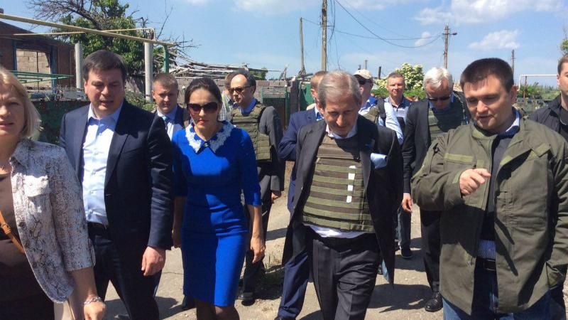 Єврокомісар Хан на власні очі побачив зруйнований Донбас і поділився фото Єврокомісар Хан на власні очі побачив зруйнований Донбас і поділився фото