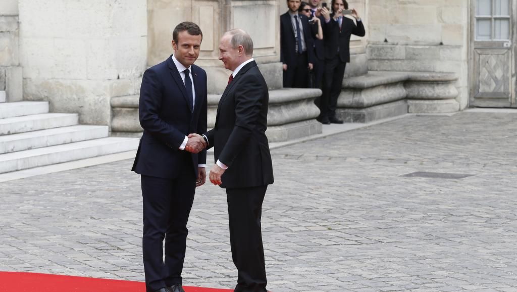 Встреча Макрона и Путина началась с "морозного соприкосновения", – BBC