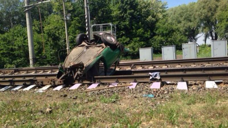 Потяг розірвав на частини авто, яке виїхало на колії: оприлюднили моторошні фото 