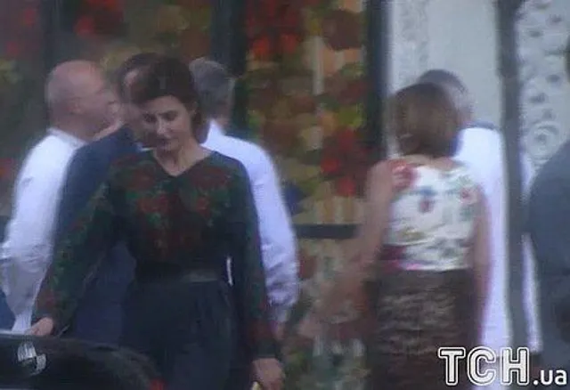 Дружина президента Марина Порошенко обрала для свята вишиту сукню. Дружина президента Марина Порошенко обрала для свята вишиту сукню.