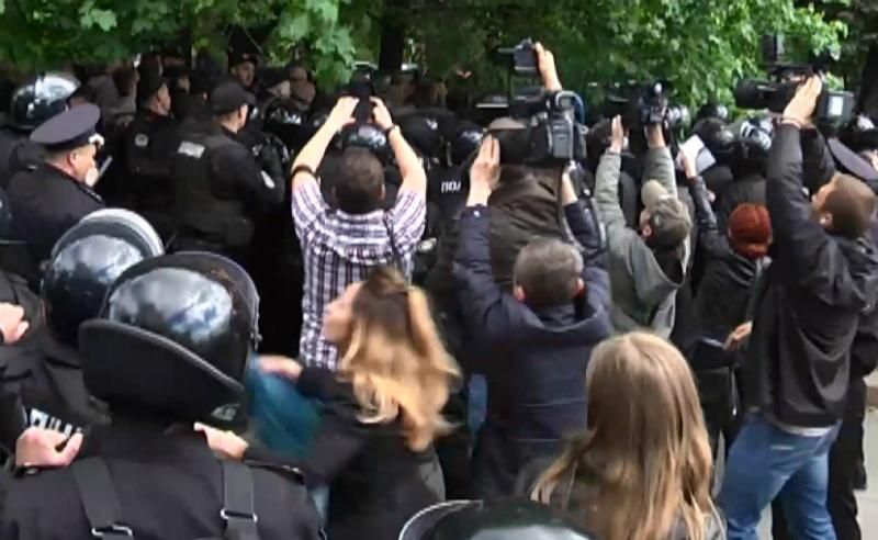 Столкновения 9 мая: прокуратура объявит подозрение правоохранителям за бездействие