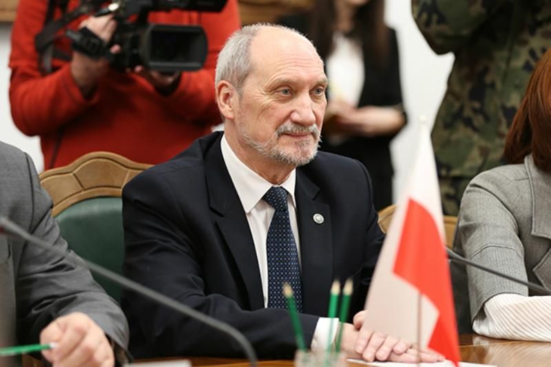 Міністр оборони Польщі звинуватив Дональда Туска у Смоленській катастрофі
