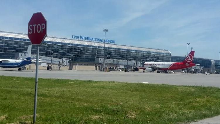 У львівському аеропорту розповіли деталі екстреної евакуації пасажирів літака на Стамбул У львівському аеропорту розповіли деталі екстреної евакуації пасажирів літака на Стамбул