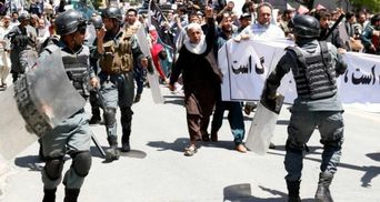 Поліція відкрила вогонь по тисячному натовпі мітингарів у Кабулі: серед жертв – син політика