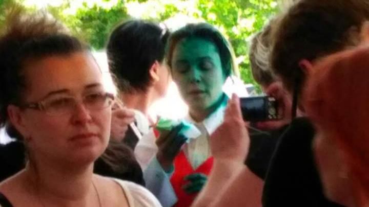 З'явилось відео, як Королевську облили зеленкою в Одесі З'явилось відео, як Королевську облили зеленкою в Одесі