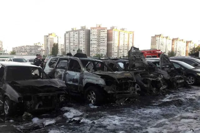 У Києві на автостоянці згоріло 8 авто