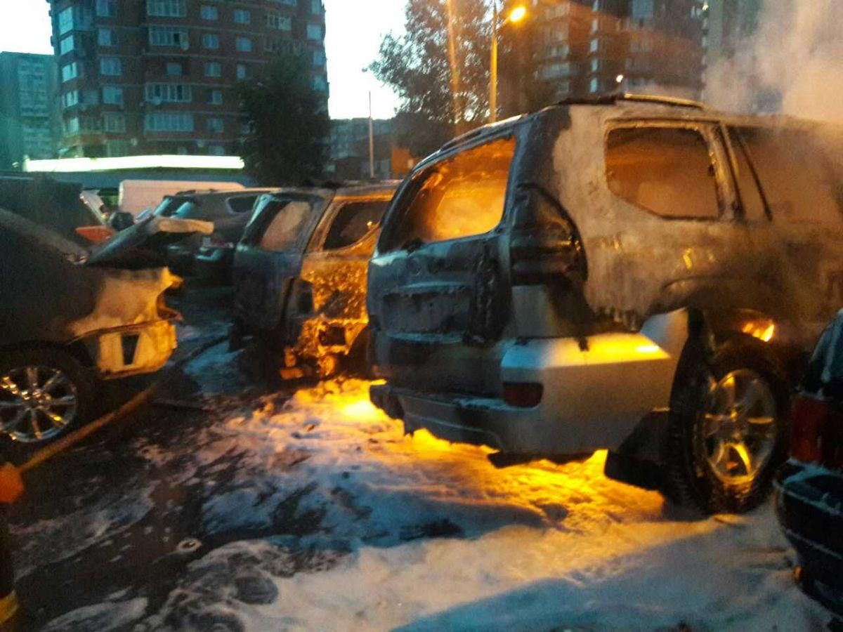 Почти десяток иномарок сгорели на автостоянке в Киеве: фото и видео