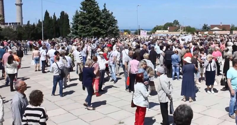 Опам'яталися: севастопольці вийшли на "Майдан" і вимагають референдуму
