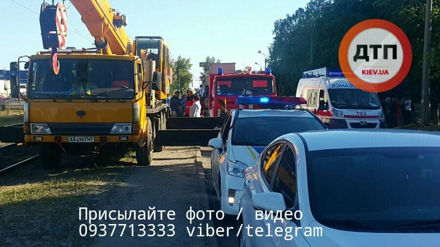 На Троєщині чоловік загинув під колесами трамвая: моторошні подробиці На Троєщині чоловік загинув під колесами трамвая: моторошні подробиці