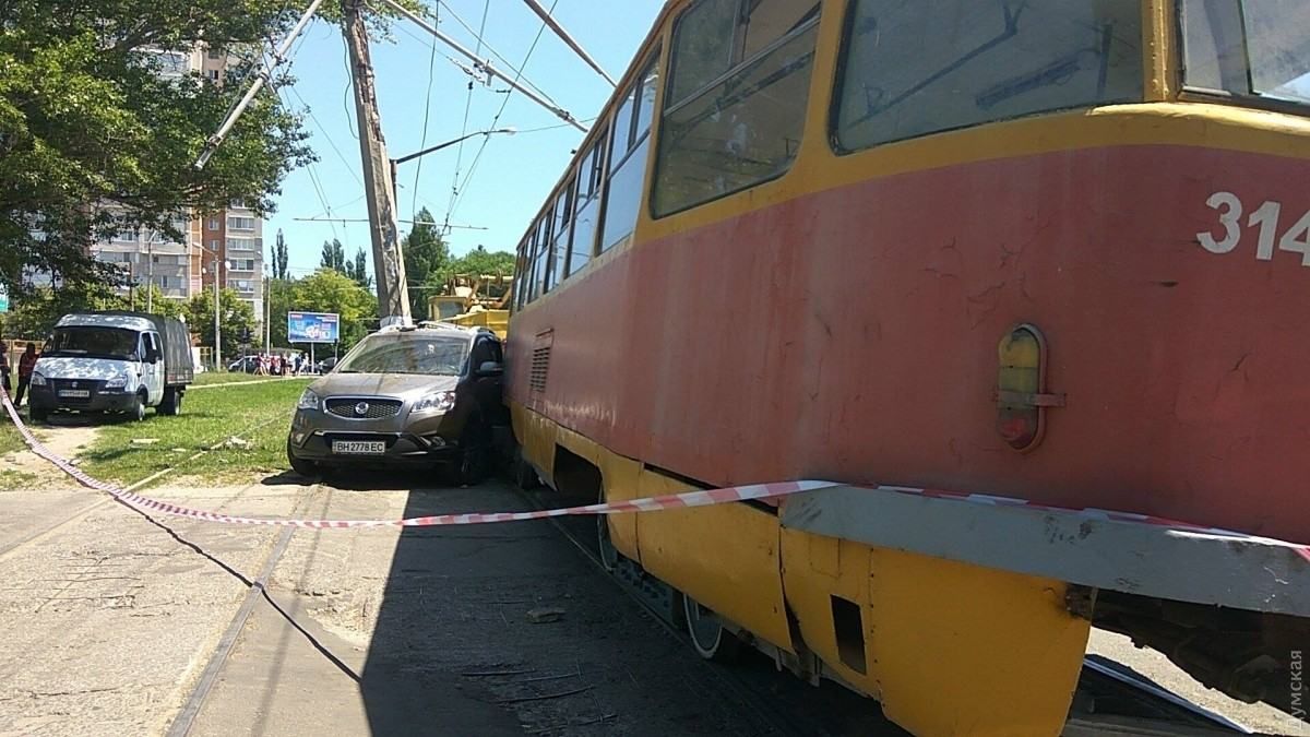 В ДТП в Одессе легковушку зажало между столбом и трамваем: опубликовали фото