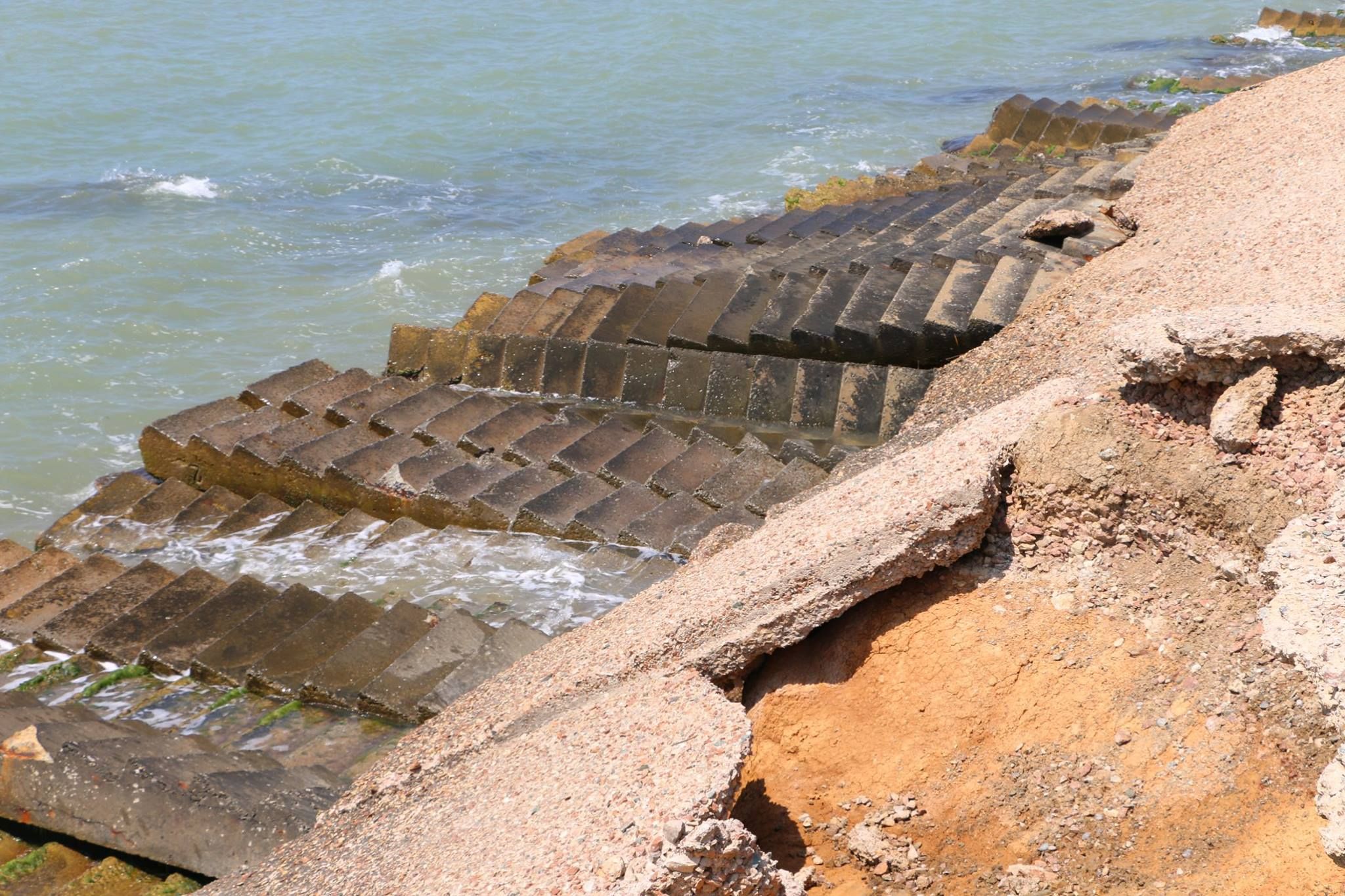 Добравшись до пляжа, ужаснулся, – журналист показал фото набережной в Крыму Добравшись до пляжа, ужаснулся, – журналист показал фото набережной в Крыму
