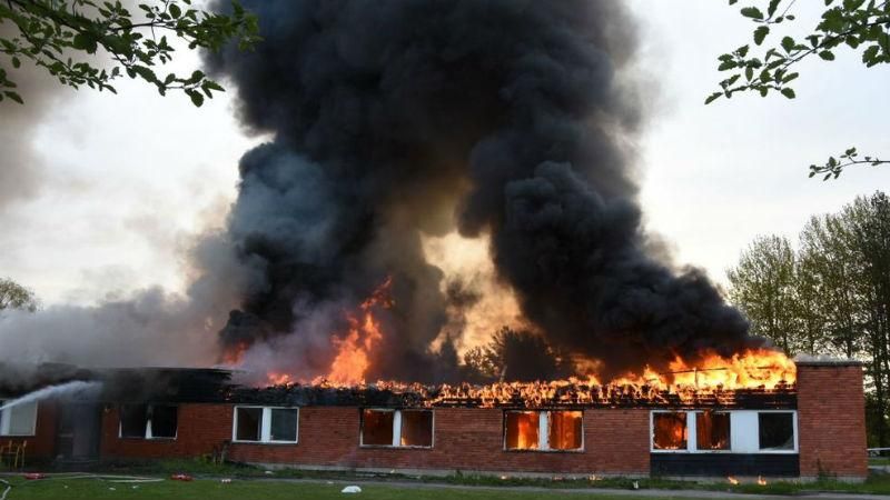 У шведському таборі для біженців сталася масштабна пожежа: з'явилось відео