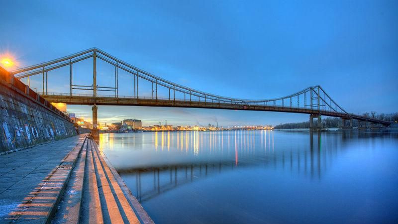 Не для людей зі слабкими нервами. Руфер зірвався з київського моста (відео 18+) Не для людей зі слабкими нервами. Руфер зірвався з київського моста (відео 18+)