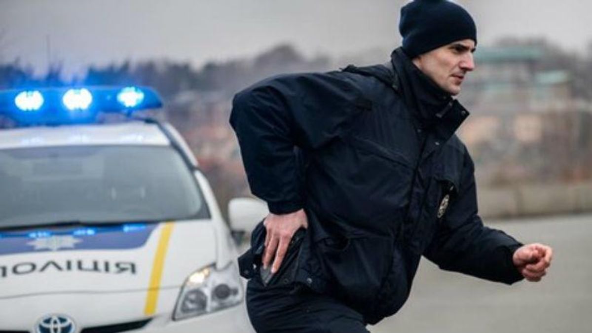 В Бердянске двое мужчин напали на патрульного полиции