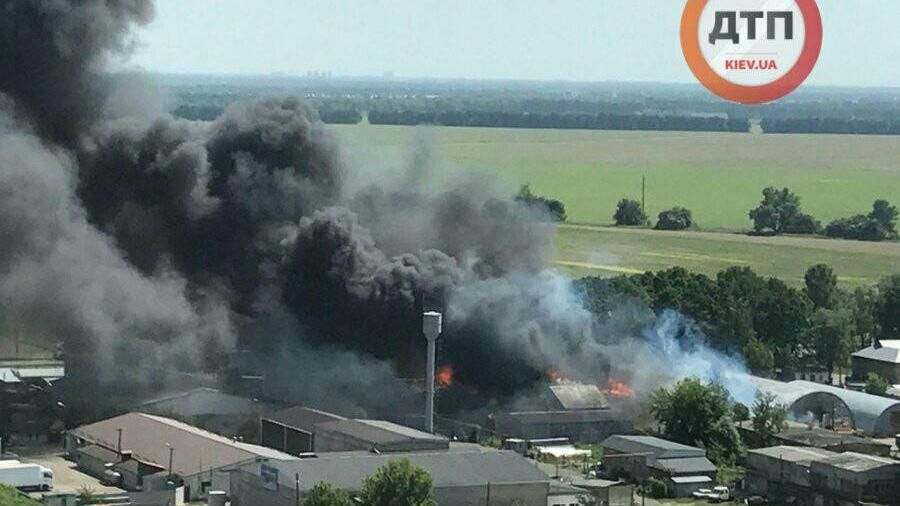 Під Києвом масштабна пожежа, горять склади з паливом: фото Під Києвом масштабна пожежа, горять склади з паливом: фото