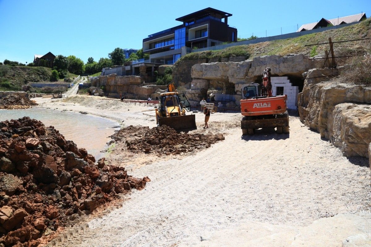 Журналисты показали, как у одесситов воруют "освобожденный" Саакашвили пляж: фото Журналисты показали, как у одесситов воруют "освобожденный" Саакашвили пляж: фото