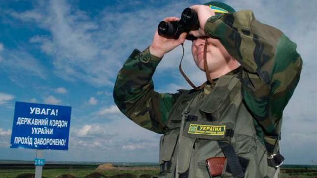 Иностранцы попытались провезти в Украину запрещенную символику Иностранцы попытались провезти в Украину запрещенную символику