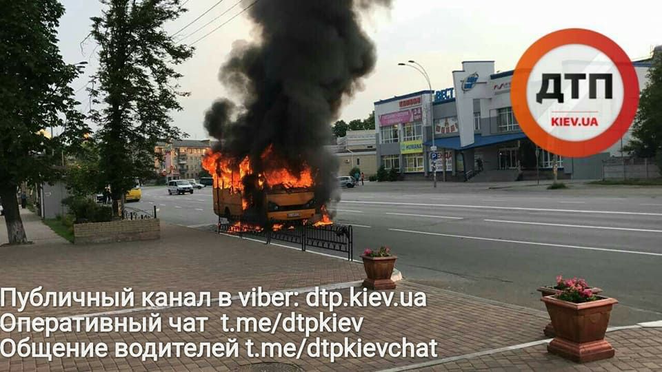 Біля Києва горіла маршрутка: опублікували фото