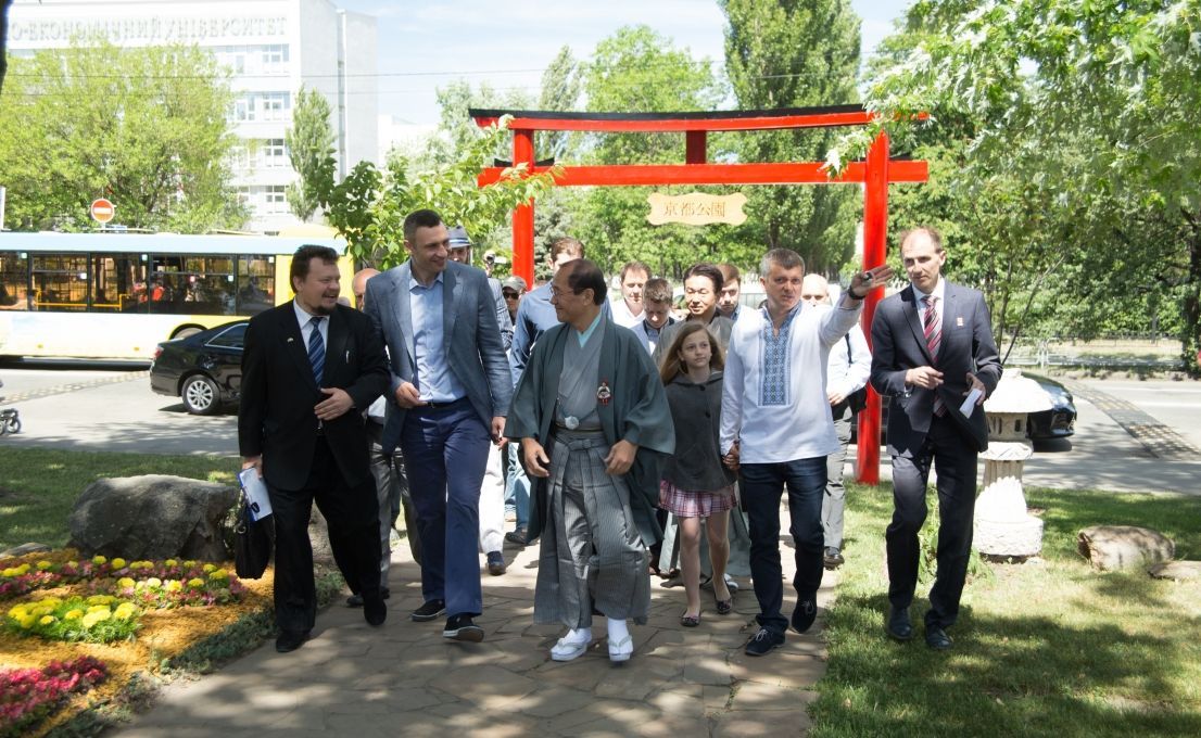 Виталий Кличко вместе с мэром Киото открыл Сад камней и высадил сакуры в обновленном парке Киото