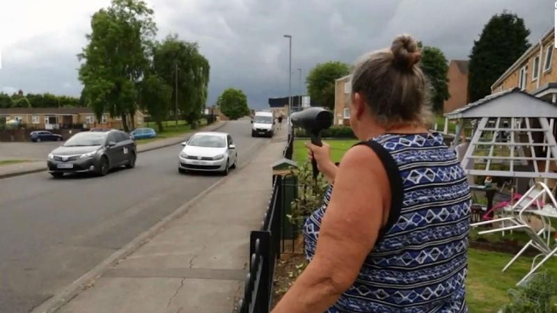 64-летняя британка придумала забавный способ борьбы с водителями-нарушителями: видео