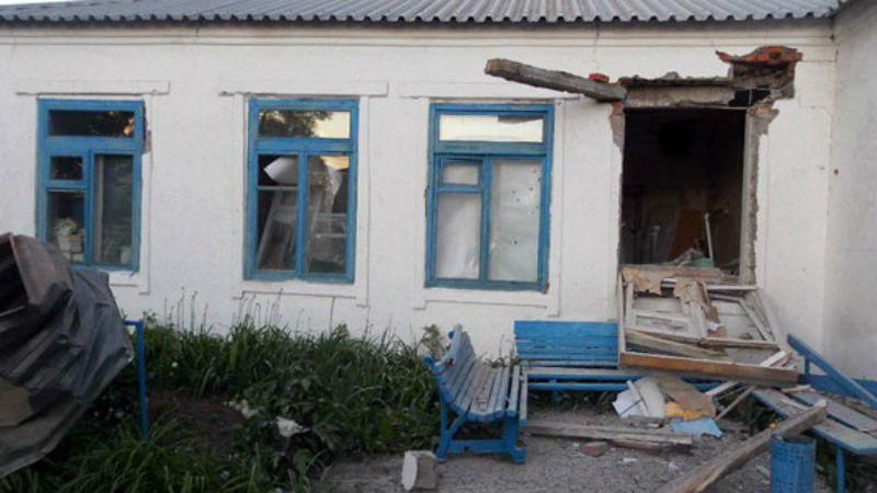 Бойовики цинічно обстріляли школу в селі під Волновахою: опубліковані фото