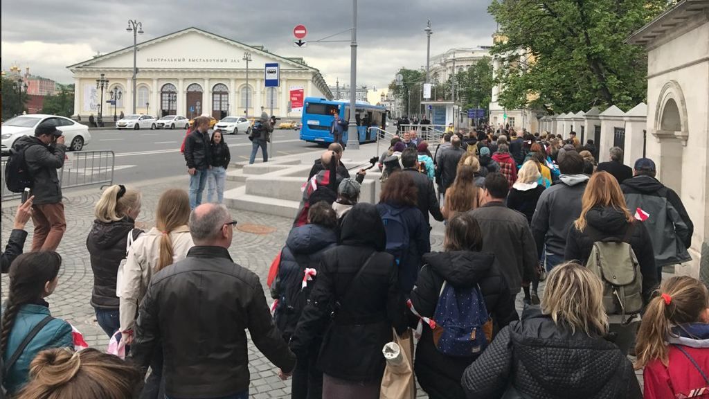 Стихійний мітинг у Москві: тисячі росіян вийшли на вулиці, організувавши живий ланцюг