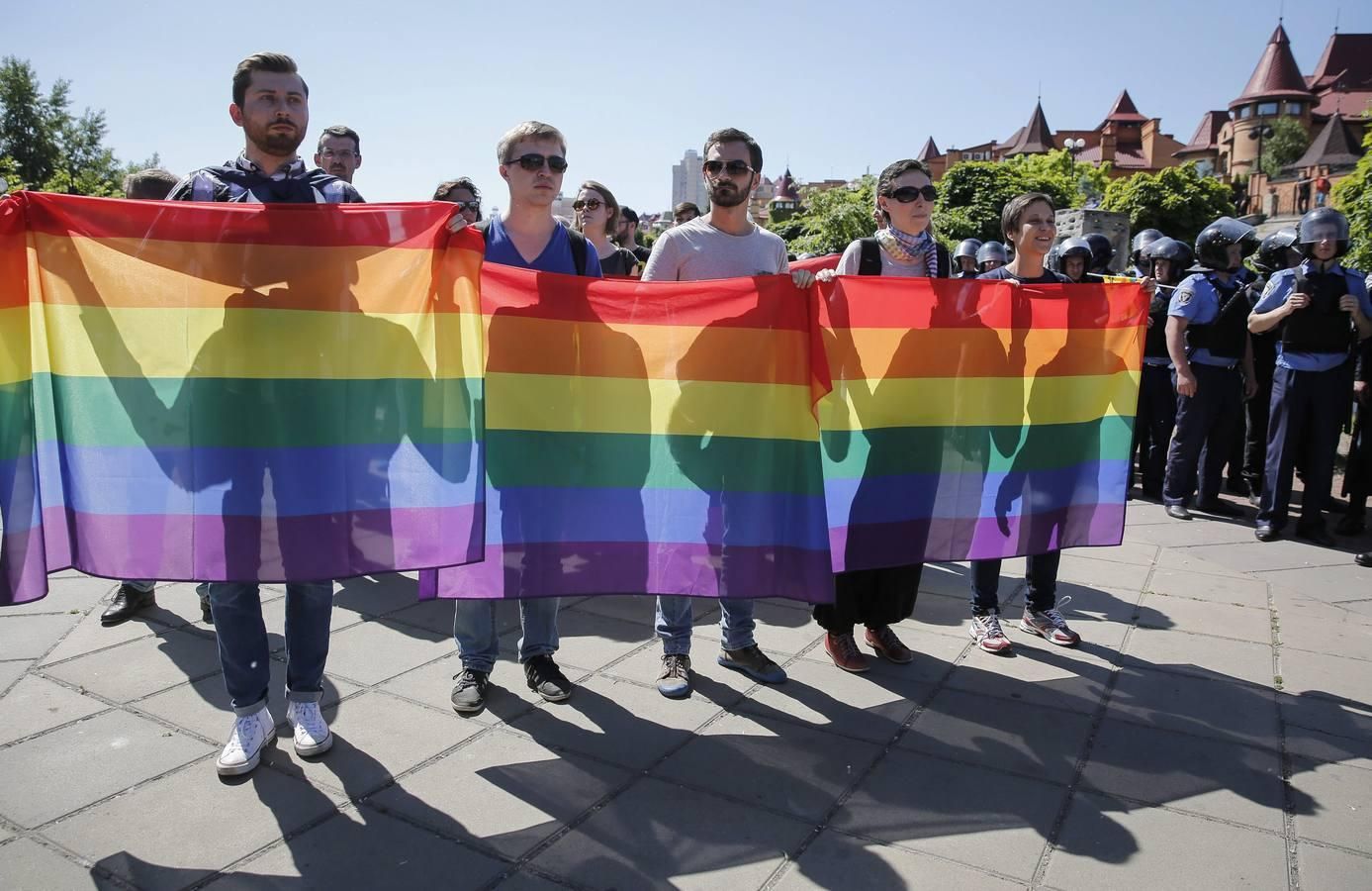 На Гройсмана тисне консервативне лобі щодо захисту прав ЛГБТ-спільноти, – активіст