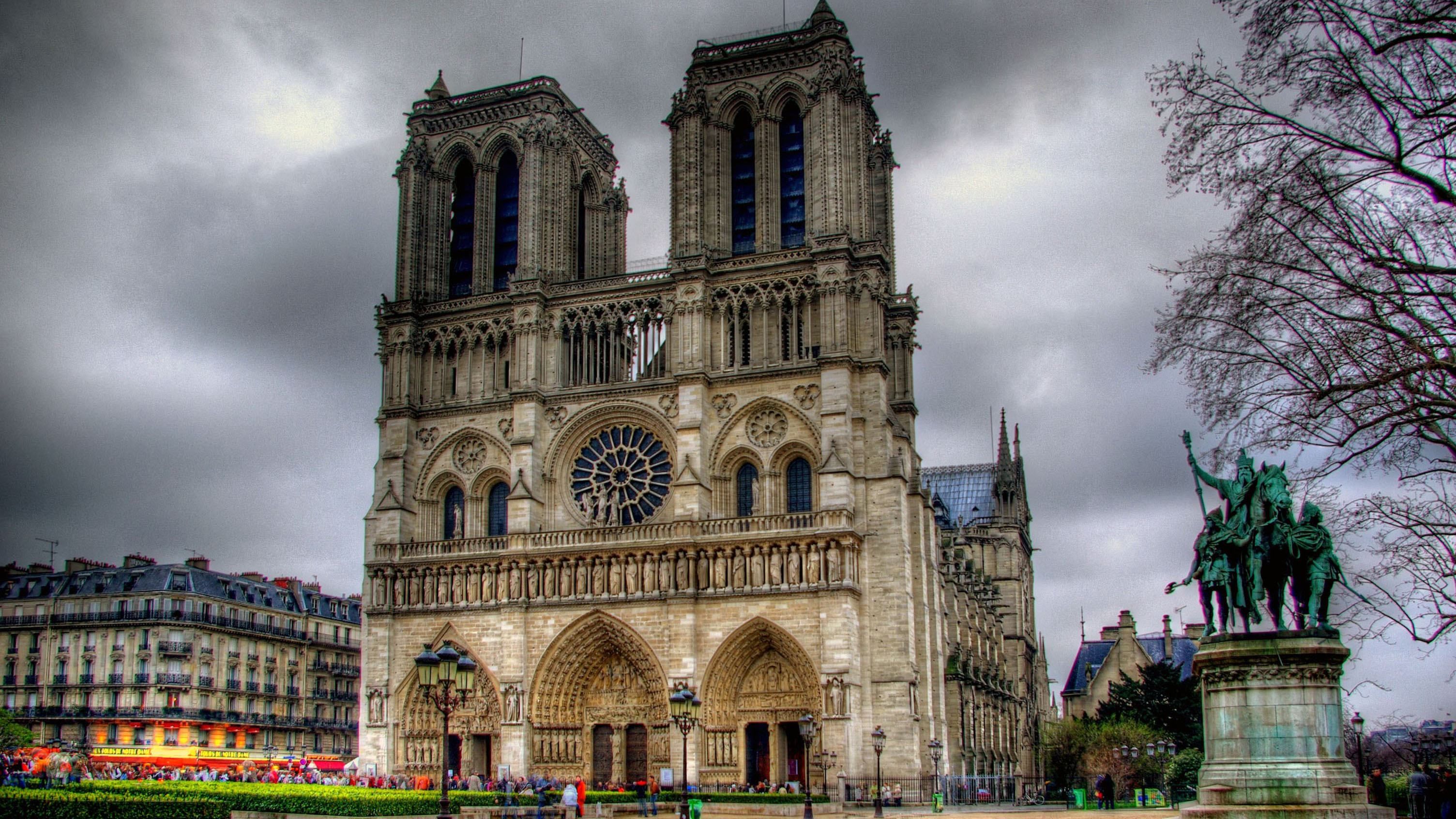 Злоумышленник с молотком напал на полицейских возле собора Нотр-Дам в Париже