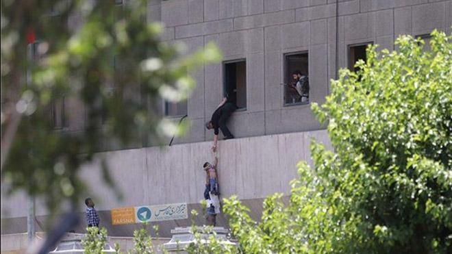 Теракты в Иране: от рук террористов ИГИЛ погибло более десяти человек Теракты в Иране: от рук террористов ИГИЛ погибло более десяти человек