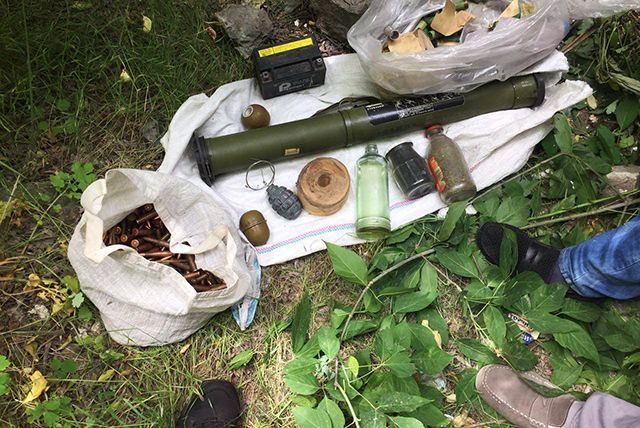 СБУ знайшла схованки бойовиків "ДНР" зі зброєю та формою Росії