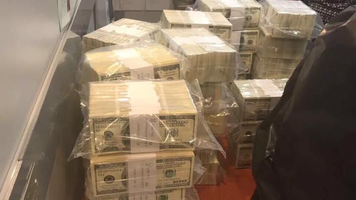 Чиновницю затримали під час отримання 5 мільйонів доларів хабара Чиновницю затримали під час отримання 5 мільйонів доларів хабара