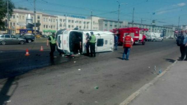 Швидка перекинулась у Харкові: багато постраждалих