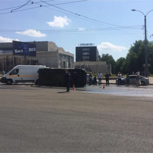 У Харкові перекинулась швидка У Харкові перекинулась швидка