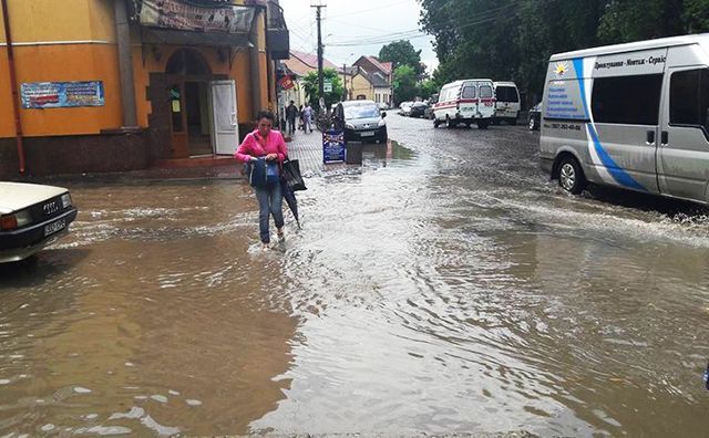 Потужна злива затопила ціле місто на Закарпатті: з’явилися промовисті фото та відео