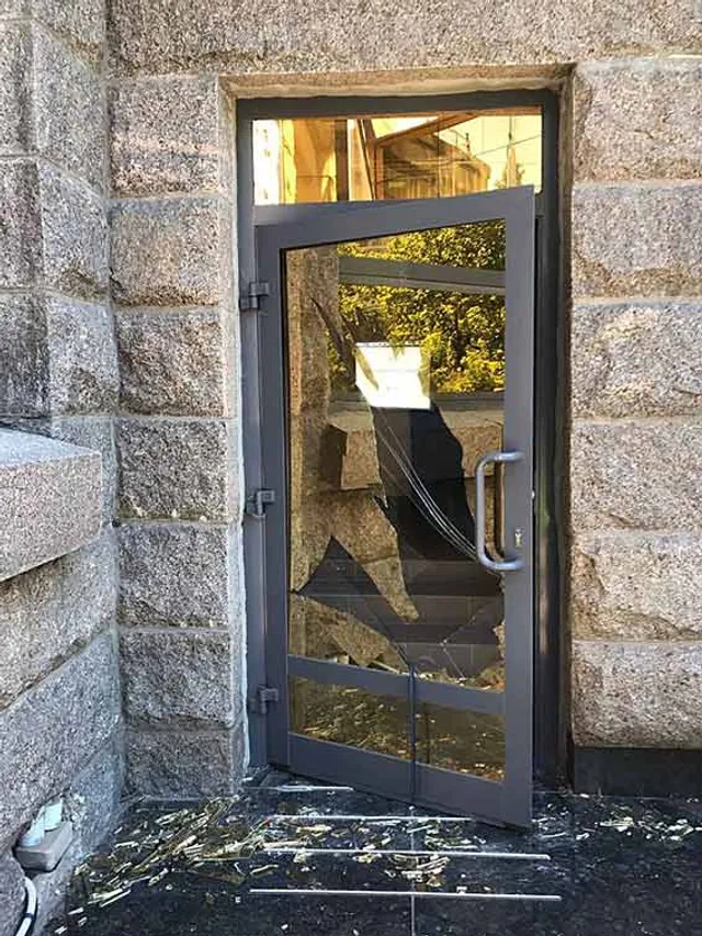 Декілька чоловіків розбили вхідні двері до суду в Одесі Декілька чоловіків розбили вхідні двері до суду в Одесі