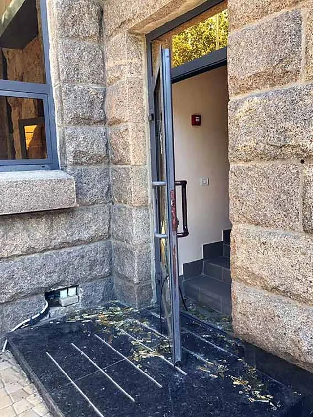 Декілька чоловіків розбили вхідні двері до суду в Одесі Декілька чоловіків розбили вхідні двері до суду в Одесі