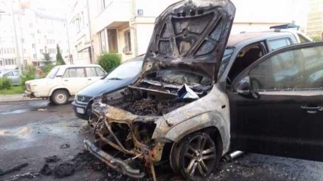 Авто нардепа сгорело в Луцке: опубликованы фото