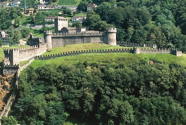 Швейцарія безвіз: замки Беллінцона Швейцарія безвіз: замки Беллінцона