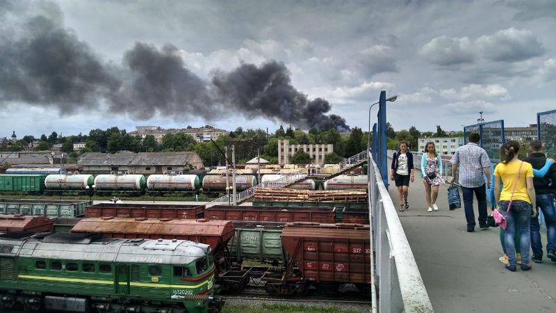Пожар на старом военном складе в Ровно: появились первые фото