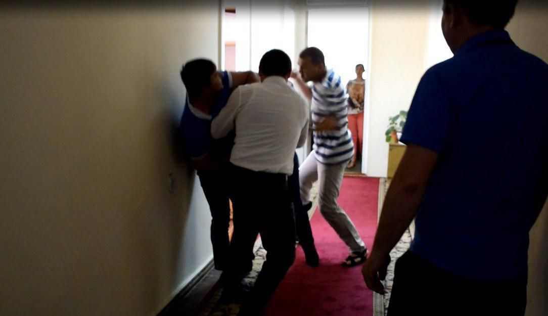 В Николаеве к драке депутатов присоединился боксер: видео и фото В Николаеве к драке депутатов присоединился боксер: видео и фото