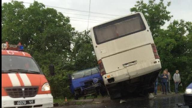 Смертельна ДТП на Прикарпатті: автобус в'їхав у бензовоз і зіткнувся з легковиками