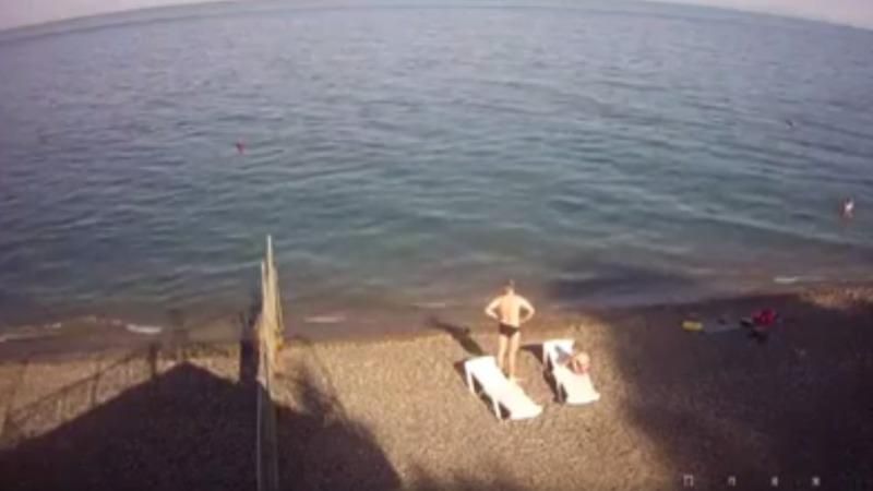 "Бояришніку ніде впасти": як з початком літа виглядають безлюдні пляжі Криму
