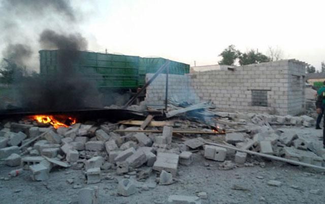 Боевики мощным обстрелом усеяли снарядами Сартану в Донецкой области: появились фото руин Боевики мощным обстрелом усеяли снарядами Сартану в Донецкой области: появились фото руин