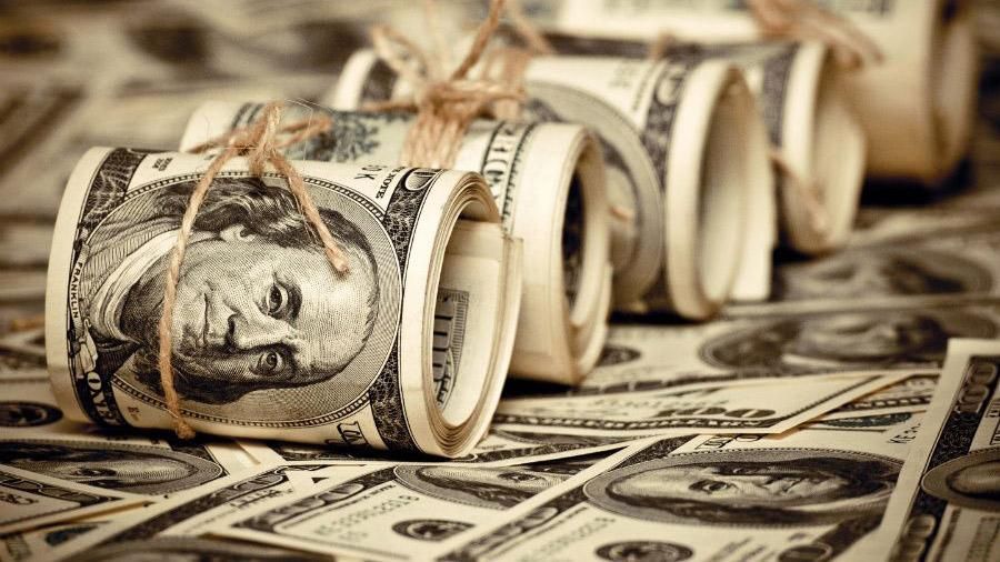 Українські заробітчани переказали в Україну мільярди доларів Українські заробітчани переказали в Україну мільярди доларів