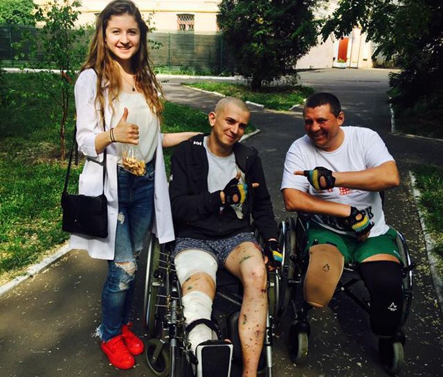 Тяжелораненых бойцов АТО доставили в Киев: волонтеры просят о помощи