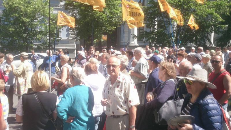 Серйозні сутички на Банковій: вкладники Михайлівського добиваються зустрічі з Порошенком (оновлено) Серйозні сутички на Банковій: вкладники Михайлівського добиваються зустрічі з Порошенком (оновлено)