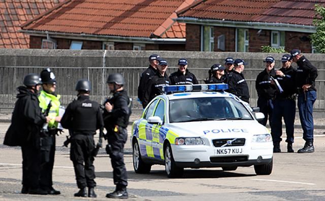 Вооруженный мужчина захватил офисный центр и заложников в Британии