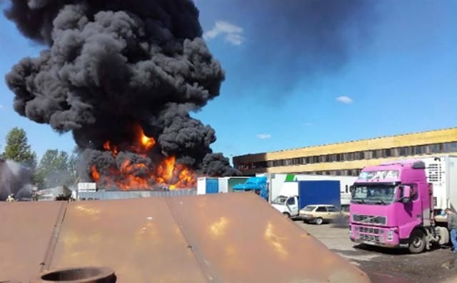 Пожар со взрывами охватил склад в России: столбом валит черный дым