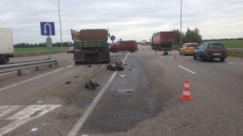 Молодий мотоцикліст загинув у страшній аварії на Житомирщині: з'явилися фото 